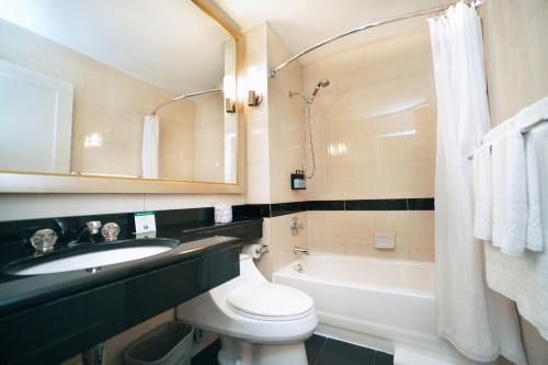 Habitación con cama grande del hotel Stanford. Foto 3