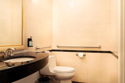 Habitación con 2 camas grandes - Adaptada para personas con discapacidad del hotel Stanford. Foto 7