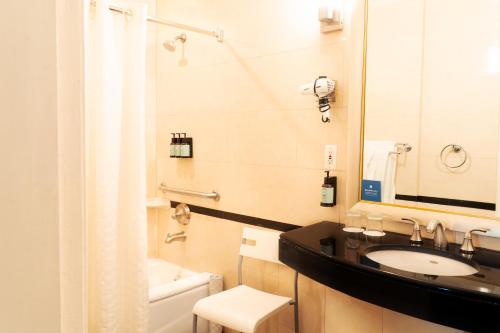 Habitación con 2 camas grandes - Adaptada para personas con discapacidad del hotel Stanford. Foto 8