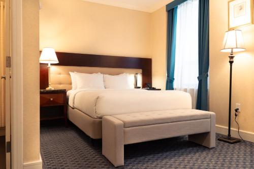 Habitación con cama grande del hotel Stanford. Foto 4