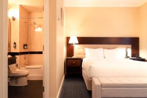 Habitación con cama grande del hotel Stanford. Foto 5