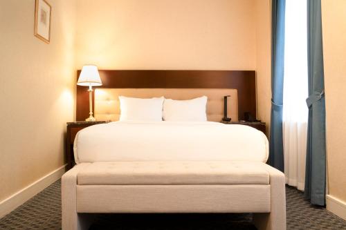 Habitación con cama grande del hotel Stanford. Foto 6