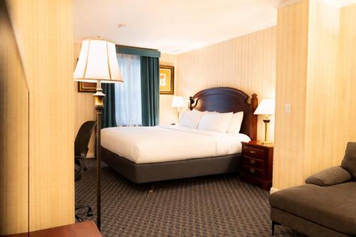 Habitación Superior con cama extragrande del hotel Stanford. Foto 5