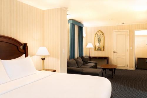 Habitación Superior con cama extragrande del hotel Stanford. Foto 6