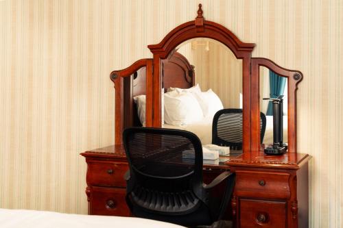 Habitación con cama extragrande. del hotel Stanford. Foto 6