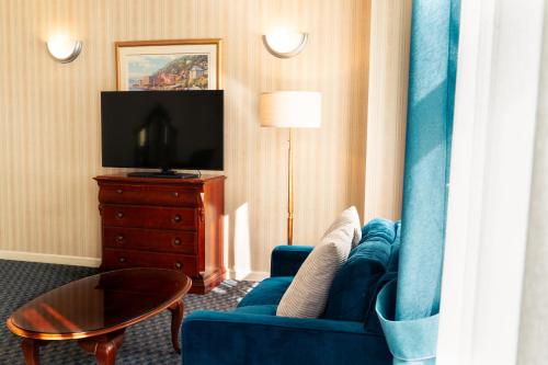 Habitación con cama extragrande. del hotel Stanford. Foto 7