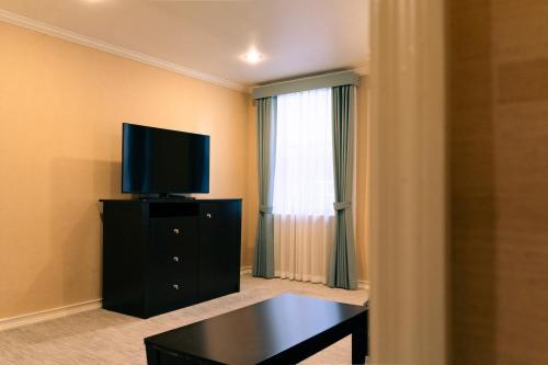 Habitación Deluxe con 2 camas grandes del hotel Stanford. Foto 10