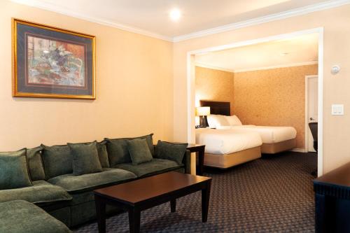 Habitación con 2 camas grandes del hotel Stanford. Foto 12