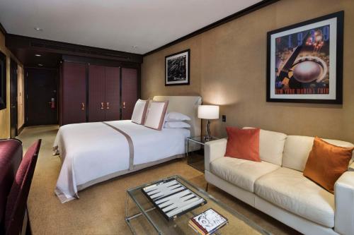 One King Deluxe room, 44th Street View del hotel The Chatwal - The Unbound collection by Hyatt. Foto 1