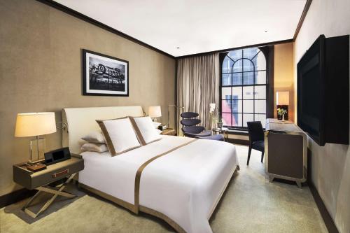 One King Deluxe room, 44th Street View del hotel The Chatwal - The Unbound collection by Hyatt. Foto 3