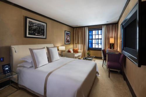 One King Deluxe room, 44th Street View del hotel The Chatwal - The Unbound collection by Hyatt. Foto 4