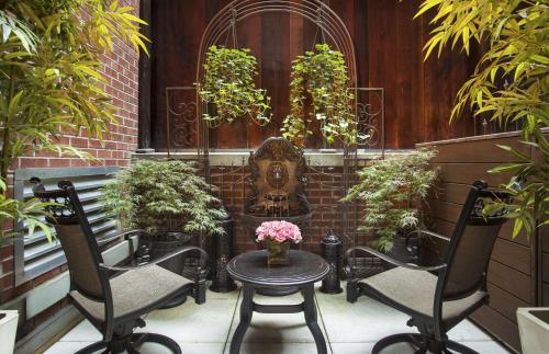 Habitación Deluxe con terraza - 1 cama doble grande del hotel The Chatwal - The Unbound collection by Hyatt. Foto 1