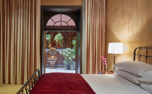 Suite Junior con terraza - Cama extragrande del hotel The Chatwal - The Unbound collection by Hyatt