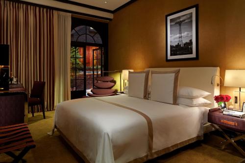 Suite Junior con terraza - Cama extragrande del hotel The Chatwal - The Unbound collection by Hyatt. Foto 2