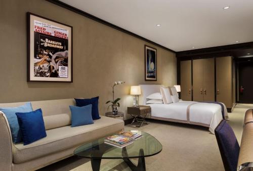 Suite Junior con cama extragrande y vistas a la calle del hotel The Chatwal - The Unbound collection by Hyatt. Foto 3