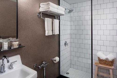 Habitación adaptada para personas con movilidad reducida - Cama grande del hotel Redford. Foto 3