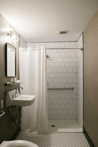 Habitación Redford con cama extragrande del hotel Redford. Foto 9