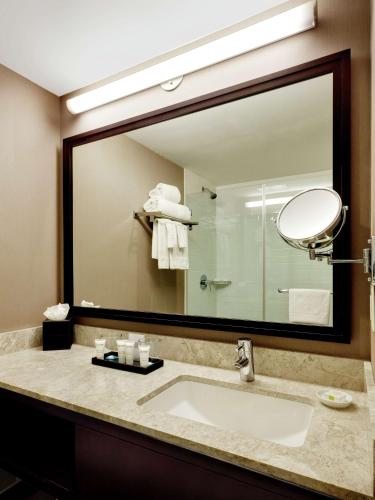 Habitación Deluxe con cama extragrande del hotel Distrikt Hotel New York City, Tapestry Collection by Hilton