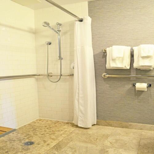 Double Room with Two Double Beds and Roll - in Shower - Mobility/Hearing Access del hotel Distrikt Hotel New York City, Tapestry Collection by Hilton. Foto 5