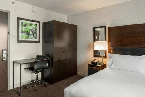 Habitación Deluxe con cama extragrande del hotel Distrikt Hotel New York City, Tapestry Collection by Hilton. Foto 5