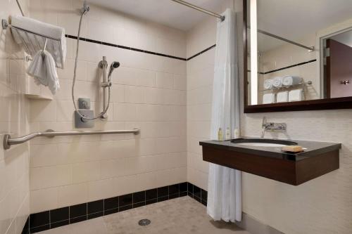 Habitación Doble con ducha a ras de suelo - adaptada para personas con discapacidad auditiva del hotel DoubleTree by Hilton New York Downtown