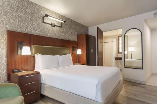 Habitación Doble con ducha a ras de suelo - adaptada para personas con discapacidad auditiva del hotel DoubleTree by Hilton New York Downtown. Foto 2