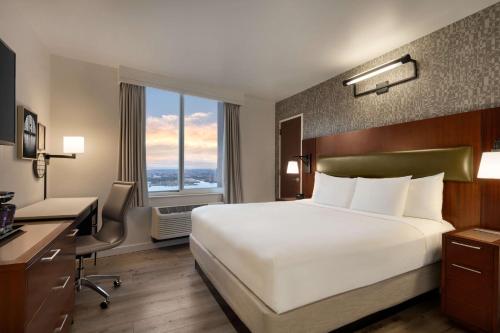 Habitación Deluxe con vistas al río - 1 cama extragrande del hotel DoubleTree by Hilton New York Downtown. Foto 1