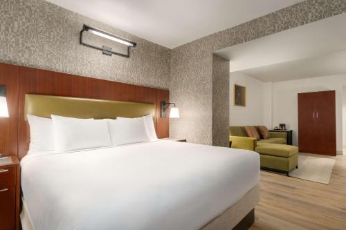 Suite Junior con sofá cama - Cama doble grande del hotel DoubleTree by Hilton New York Downtown