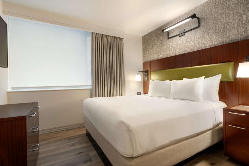 Suite Junior con sofá cama - Cama doble grande del hotel DoubleTree by Hilton New York Downtown. Foto 1