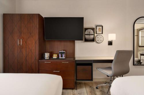 Habitación Doble con vistas a la ciudad del hotel DoubleTree by Hilton New York Downtown. Foto 2