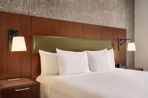 Habitación Doble con vistas al río - Cama extragrande del hotel DoubleTree by Hilton New York Downtown. Foto 2