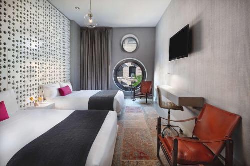 Habitación Doble Bronze con 2 camas dobles del hotel Dream Downtown. Foto 1