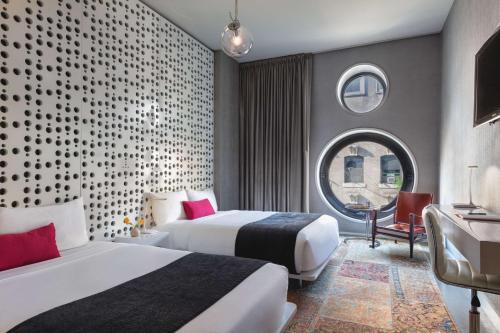 Habitación Doble Bronze con 2 camas dobles del hotel Dream Downtown. Foto 2