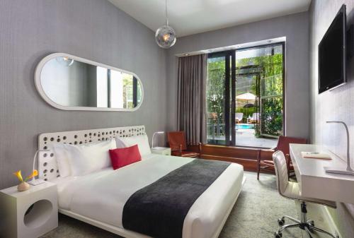 Habitación con ducha accesible en silla de ruedas y acceso a la piscina - 1 cama extragrande del hotel Dream Downtown. Foto 2