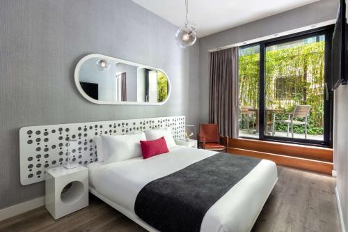 Habitación Doble con acceso a la piscina - 1 cama doble grande del hotel Dream Downtown. Foto 1