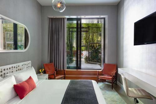 Habitación Doble con acceso a la piscina - 1 cama doble grande del hotel Dream Downtown. Foto 2