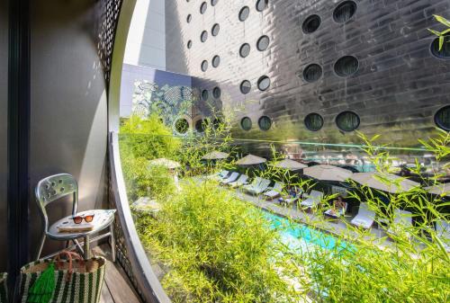 Habitación Bronze con balcón - 1 cama extragrande del hotel Dream Downtown. Foto 3