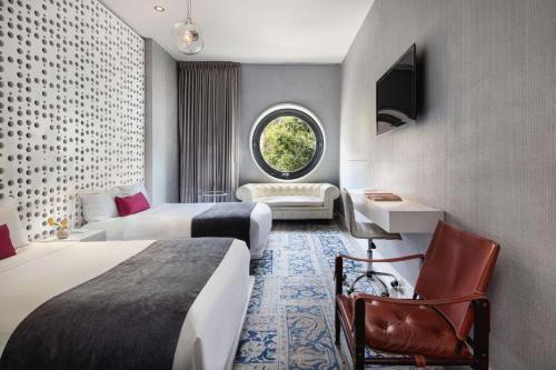 Habitación Doble Gold con 2 camas dobles del hotel Dream Downtown. Foto 1