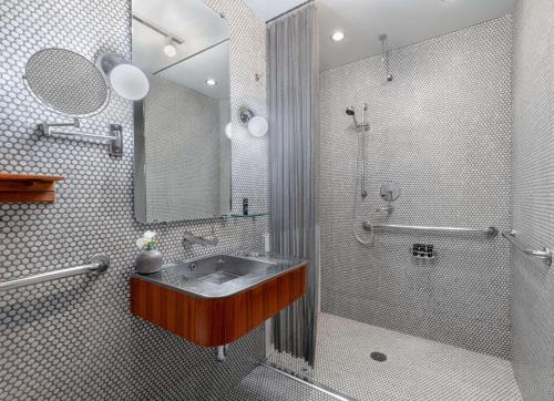 Habitación con vistas a la piscina y ducha accesible en silla de ruedas - 1 cama extragrande - Silver del hotel Dream Downtown