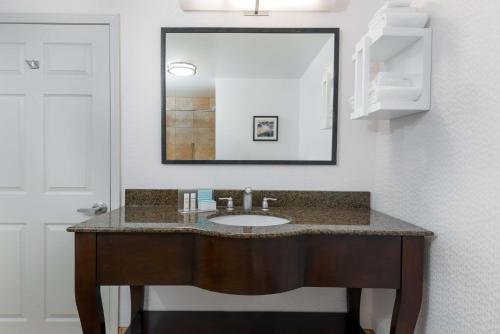 Suite de 1 dormitorio con cama extragrande - No fumadores del hotel Hampton Inn and Suites Buffalo downtown