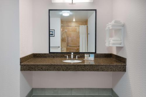 Habitación con 2 camas grandes - No fumadores/Adaptada para discapacidad auditiva y de movimiento del hotel Hampton Inn and Suites Buffalo downtown. Foto 2