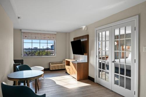 Suite Estándar con cama extragrande del hotel Holiday Inn Niagara Falls Scenic Downtown
