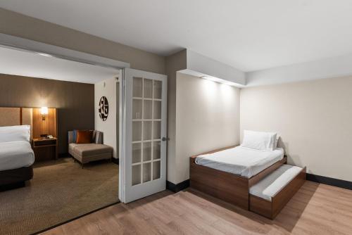 Suite Estándar con cama extragrande del hotel Holiday Inn Niagara Falls Scenic Downtown. Foto 1