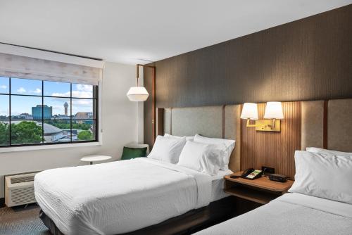 Premium Two Queen with Canadian Skyline View del hotel Holiday Inn Niagara Falls Scenic Downtown