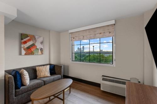 Suite Estándar con cama extragrande del hotel Holiday Inn Niagara Falls Scenic Downtown. Foto 4