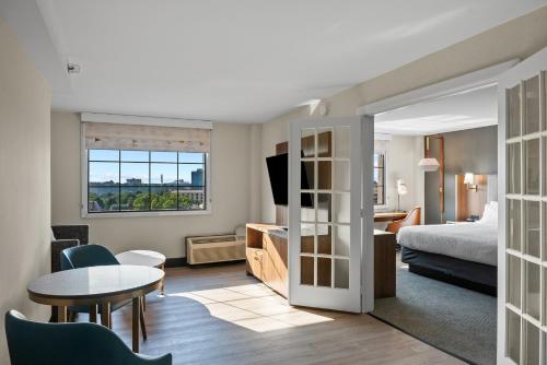 Suite Estándar con cama extragrande del hotel Holiday Inn Niagara Falls Scenic Downtown. Foto 5