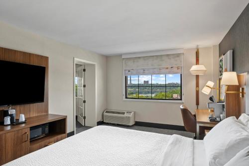Suite Estándar con cama extragrande del hotel Holiday Inn Niagara Falls Scenic Downtown. Foto 6