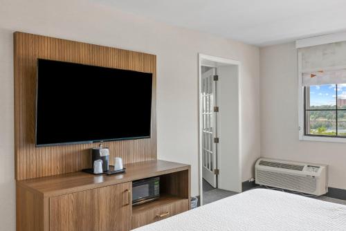 Suite Estándar con cama extragrande del hotel Holiday Inn Niagara Falls Scenic Downtown. Foto 8