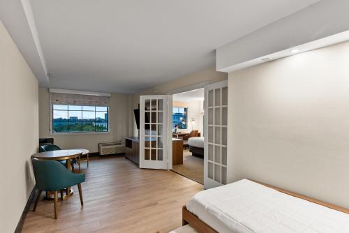 Suite Estándar con cama extragrande del hotel Holiday Inn Niagara Falls Scenic Downtown. Foto 9