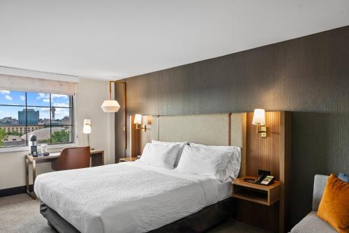 Suite Estándar con cama extragrande del hotel Holiday Inn Niagara Falls Scenic Downtown. Foto 11